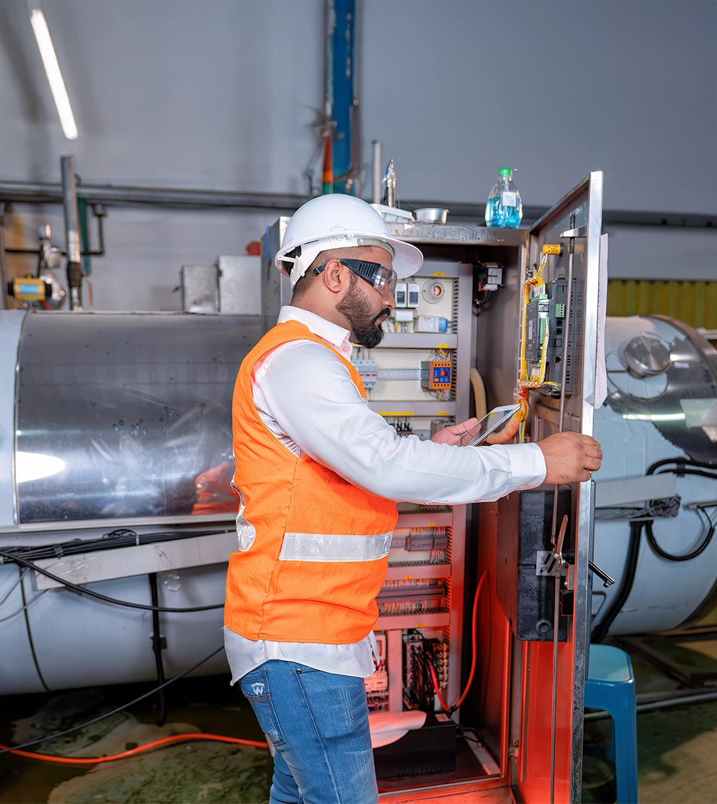 Elektroingenieur prüft Bedienfeld und Inbetriebnahme während der Abschaltung des Druckdampfbehälters