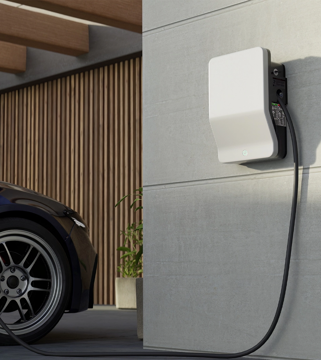 Ein generisches Elektrofahrzeug (EV-Hybridauto) wird an einer Wallbox in einem modernen Wohnhaus aufgeladen